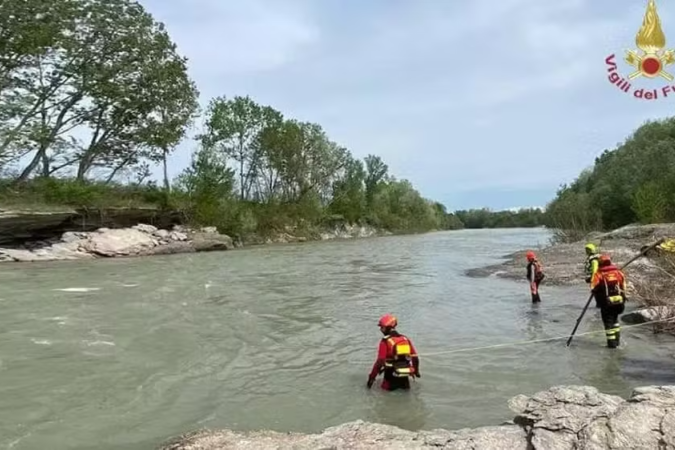 Bombeiros italianos continuam na busca pelo corpo do menino - (crédito: Reprodução) Bombeiros italianos continuam na busca pelo corpo do menino - (crédito: Reprodução)