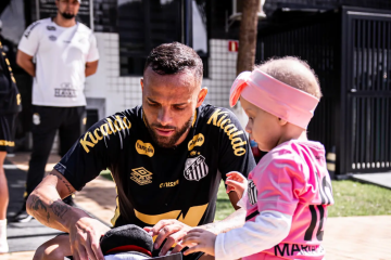 'Esperamos que toda essa energia continue ajudando a família e a Luisa nessa luta tão difícil', mostrou apoio o Santos, exaltando o dia 'diferente' e festivo na vida de Maria Luisa, vestida com uma camisa cor de rosa do clube com seu nome e o 10 às costas de Neymar -  (crédito: Raul Baretta/ Santos FC)