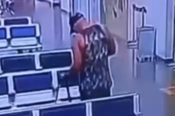 Homem deixou bolsa no terminal de passageiros do aeroporto de Porto Velho após tirar selfie  -  (crédito: Reprodução)