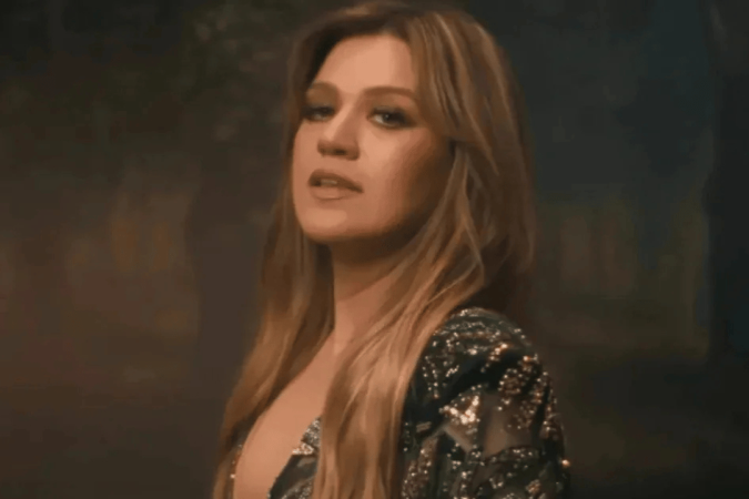 Kelly Clarkson cancela show beneficente após morte do ex-marido -  (crédito: TMJBrazil)