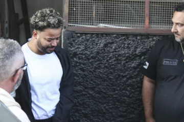 Hytalo foi visto chorando ao ser conduzido para a viatura - (crédito: Alexandre Serpa/ Ato Press/ Folhapress) Hytalo foi visto chorando ao ser conduzido para a viatura - (crédito: Alexandre Serpa/ Ato Press/ Folhapress)