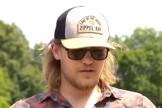 O pescador Brody Loch utilizava um sonar quando o equipamento identificou um objeto estranho no fundo do rio - (crédito: Reprodução/CBS) O pescador Brody Loch utilizava um sonar quando o equipamento identificou um objeto estranho no fundo do rio - (crédito: Reprodução/CBS)