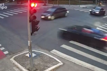 O veículo, que trafegava em alta velocidade, é visto atingindo uma Hyundai HB20 e um poste de semáforo -  (crédito: Reprodução - Smart Sampa)