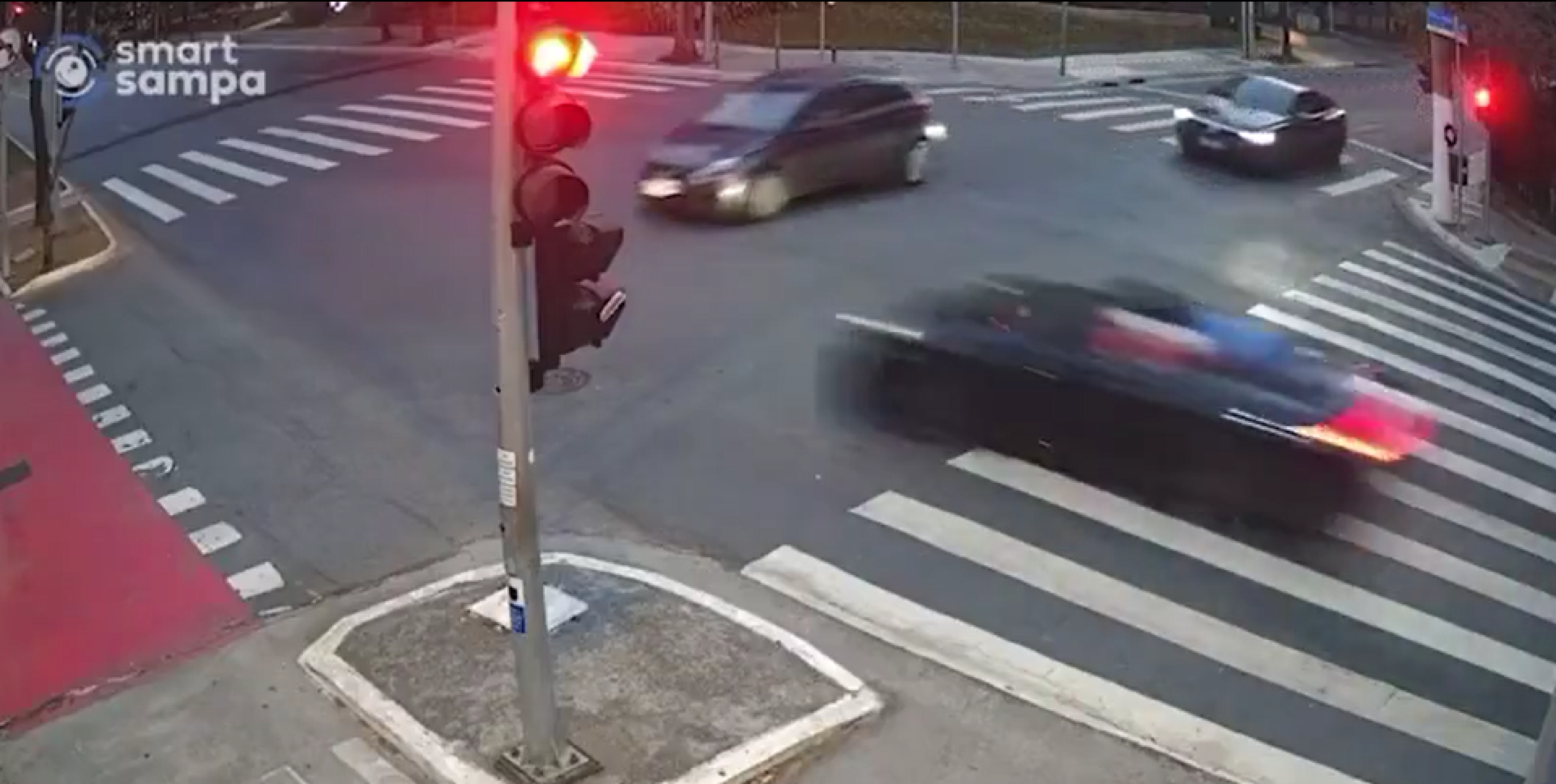 Vídeo mostra momento em que Porsche de Gato Preto avança sinal e causa acidente