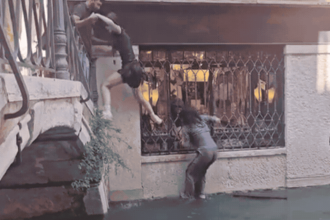 Turistas e condudor tiveram de se agarrar aos barcos atracados ou a grades de janelas para retornarem à superfície -  (crédito: Reprodução Instagram)