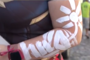 As turistas afirmam que não pediram para serem pintadas e que se surpreenderam quando as denunciadas cobraram R$ 200 cada - (crédito: Reprodução TV Bahia) As turistas afirmam que não pediram para serem pintadas e que se surpreenderam quando as denunciadas cobraram R$ 200 cada - (crédito: Reprodução TV Bahia)