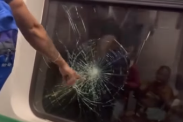 Em um vídeo, é possível ver a janela quebrada -  (crédito: Reprodução Instagram)