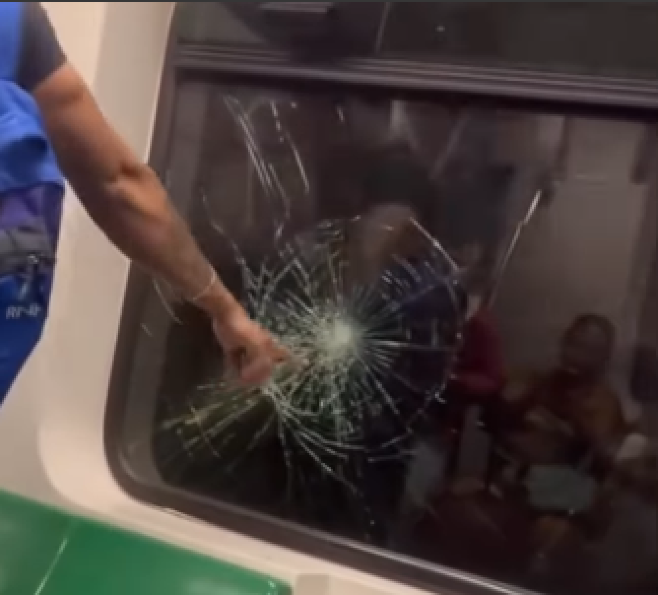 Metrô é atingido por pedra no DF; janela quebra e trem é recolhido