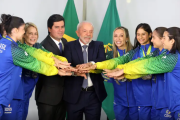 Em postagem nas redes sociais, o presidente publicou um vídeo em que aparece ao lado da equipe, em meio a brincadeiras, cumprimentos e ainda um bate-papo com as atletas -  (crédito: Valter Campanato/Agência Brasil)