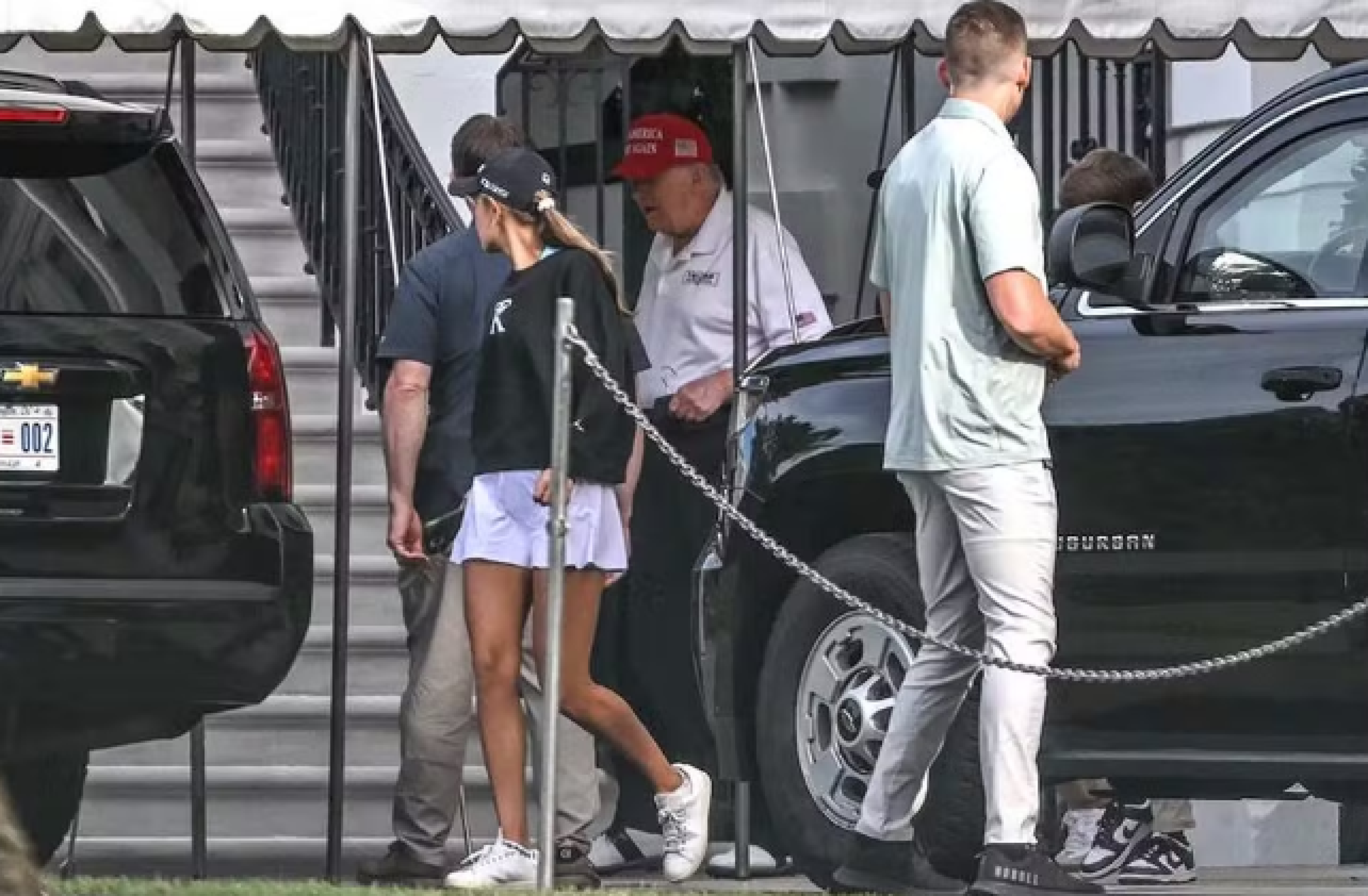 Presidente dos EUA Donald Trump é visto na manhã deste sábado (30/8) e derruba rumores sobre suposta morte 