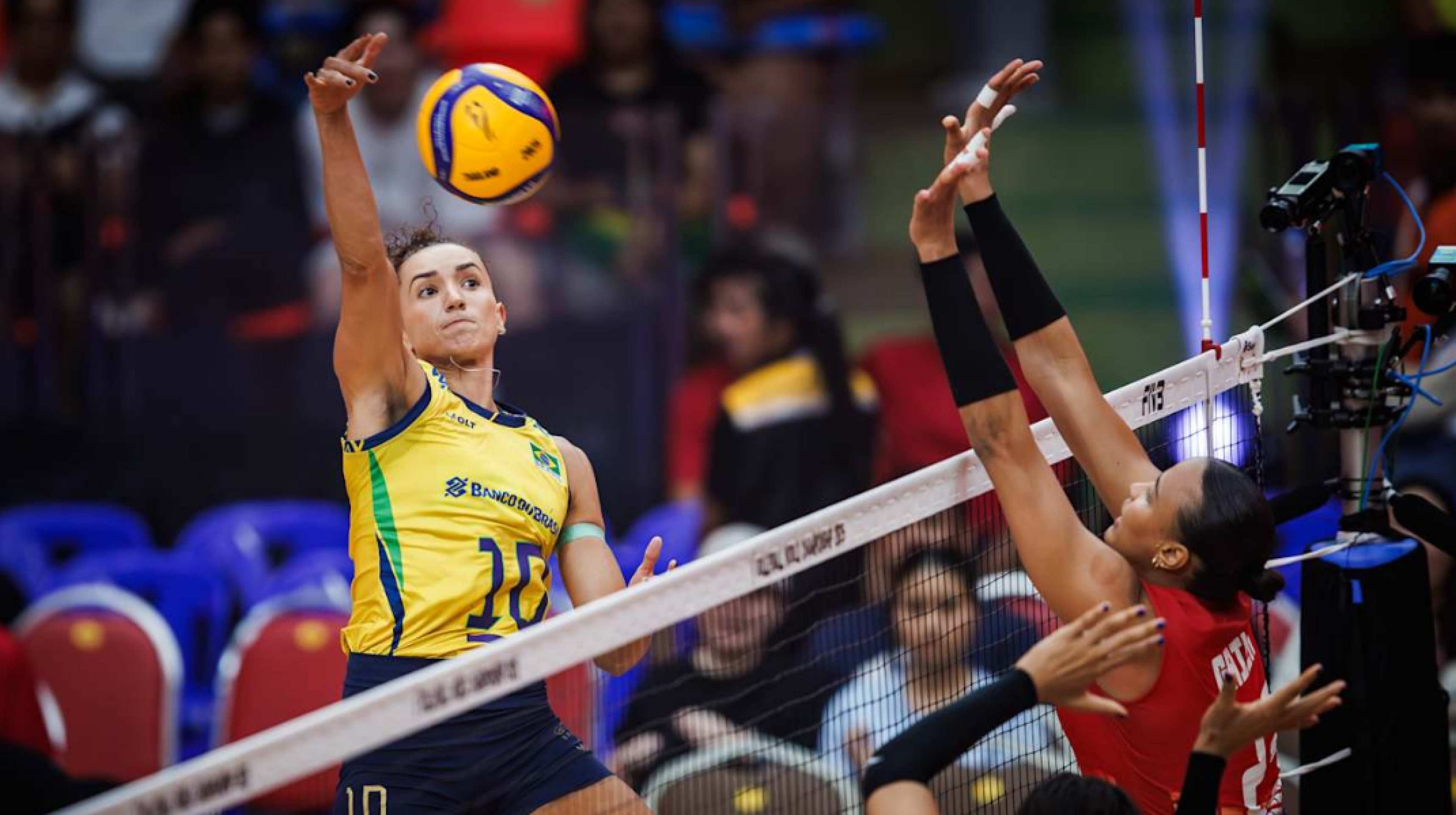 Brasil vira sobre a República Dominicana e avança às quartas do Mundial de vôlei feminino