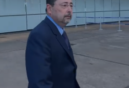 Carlos Vilardi conversou brevemente com a imprensa ao chegar no STF para o julgamento de Bolsonaro  -  (crédito: Alicia Bernardes / CB/DaPress)