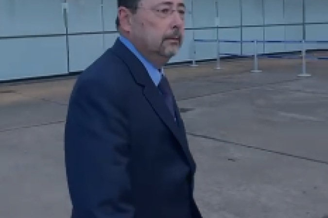 Celso Vilardi, advogado de Bolsonaro, conversou brevemente com a imprensa ao chegar no STF para o julgamento de Bolsonaro  -  (crédito: Alicia Bernardes / CB/DaPress)