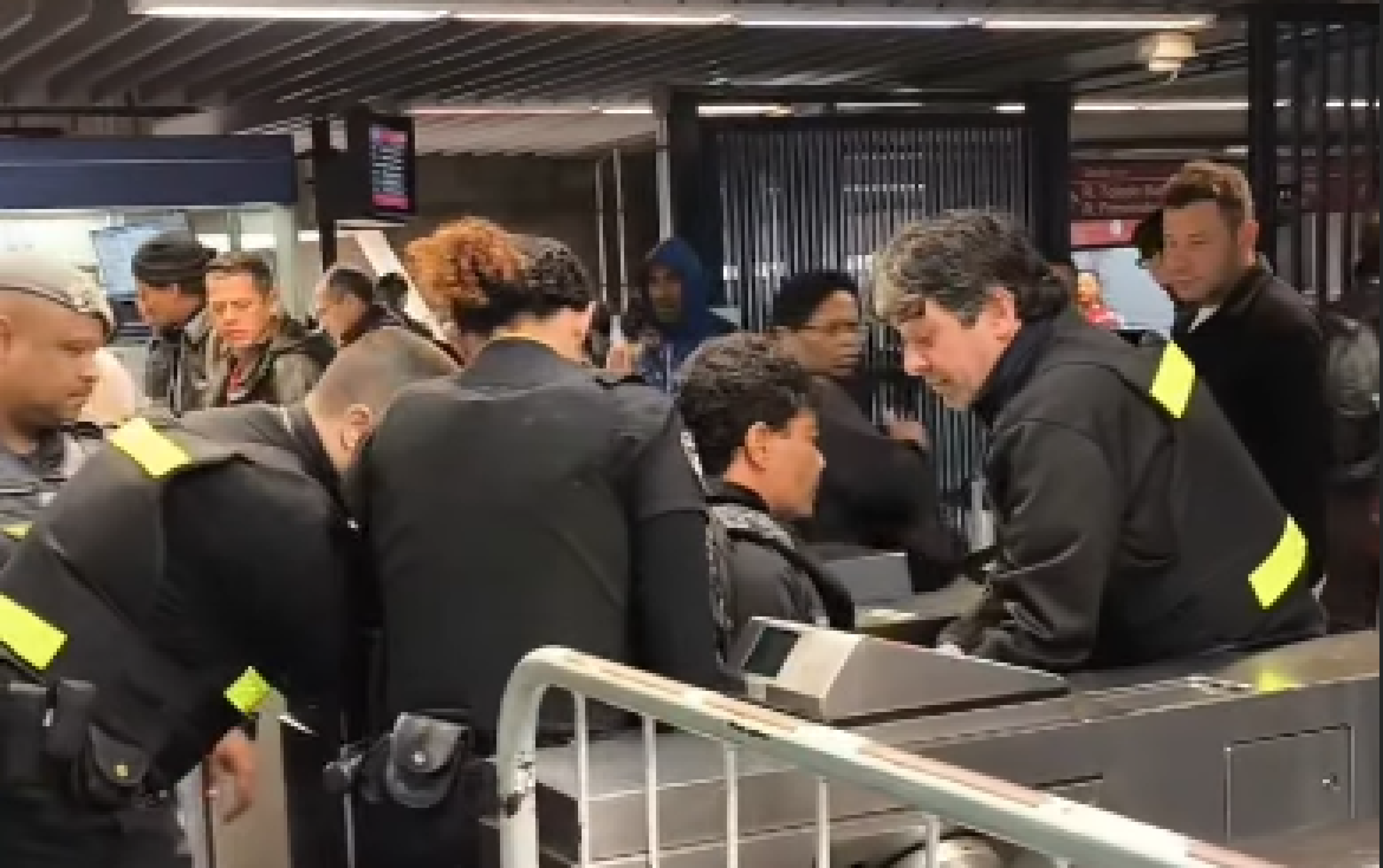 Homem convulsiona no metrô de SP após ser agredido por seguranças e PMs