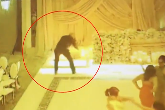 O invasor, não identificado, foi flagrado por câmeras de segurança enquanto roubava os presentes dos recém-casados - (crédito: KCAL-TV/ Renaissance Event / George Farahat) O invasor, não identificado, foi flagrado por câmeras de segurança enquanto roubava os presentes dos recém-casados - (crédito: KCAL-TV/ Renaissance Event / George Farahat)