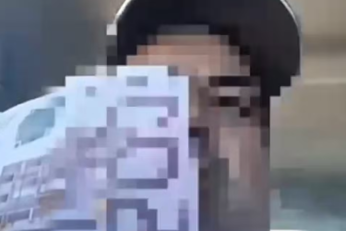 No vídeo, o português segura uma nota de 500 euros - o equivalente a R$ 3.183 - e afirma que pagará a recompensa a cada cabeça de imigrantes brasileiros -  (crédito: Reprodução TikTok)