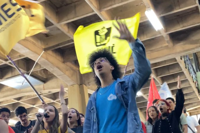 Ação resulta em liberação das catracas do RU por 1h -  (crédito: Divulgação / DCE)