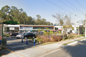 A vítima teria sido atingida por um disparo de um policial civil -  (crédito: Reprodução Google Street View)