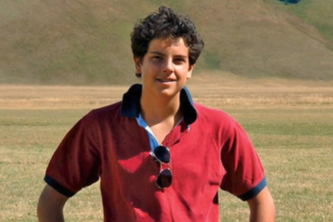 O frei Paul Addison mostra a pia batismal onde Carlo foi batizado em 1991 - (crédito: BBC) O frei Paul Addison mostra a pia batismal onde Carlo foi batizado em 1991 - (crédito: BBC)