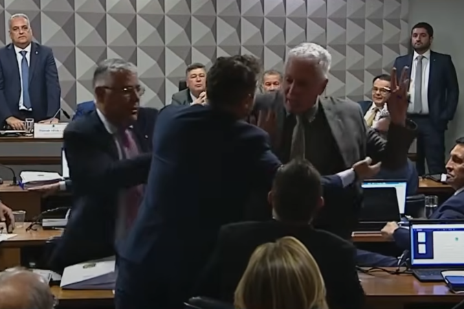 Transmissão da TV Senado flagrou discussão entre o deputado Rogério Correia (em pé, à direita) e o líder do PL na Câmara, Sóstenes Cavalcante (sentado); Correia foi afastado por parlamentares da oposição -  (crédito: Reprodução/TV Senado)