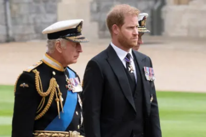 Príncipe Harry e Rei Charles III se encontram pela primeira vez após um ano e sete meses  -  (crédito: POOL/AFP)