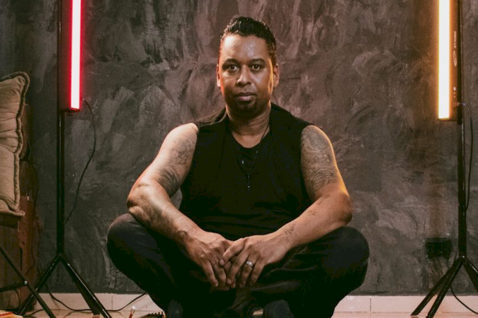 Romisson aposta no pop rock e em projeto social que une música e solidariedade -  (crédito: Divulgação)