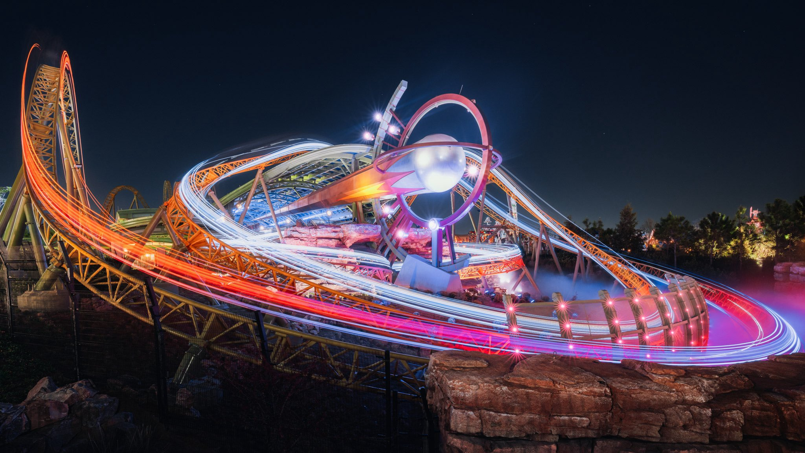 Homem morre após andar em montanha-russa em novo parque de Orlando