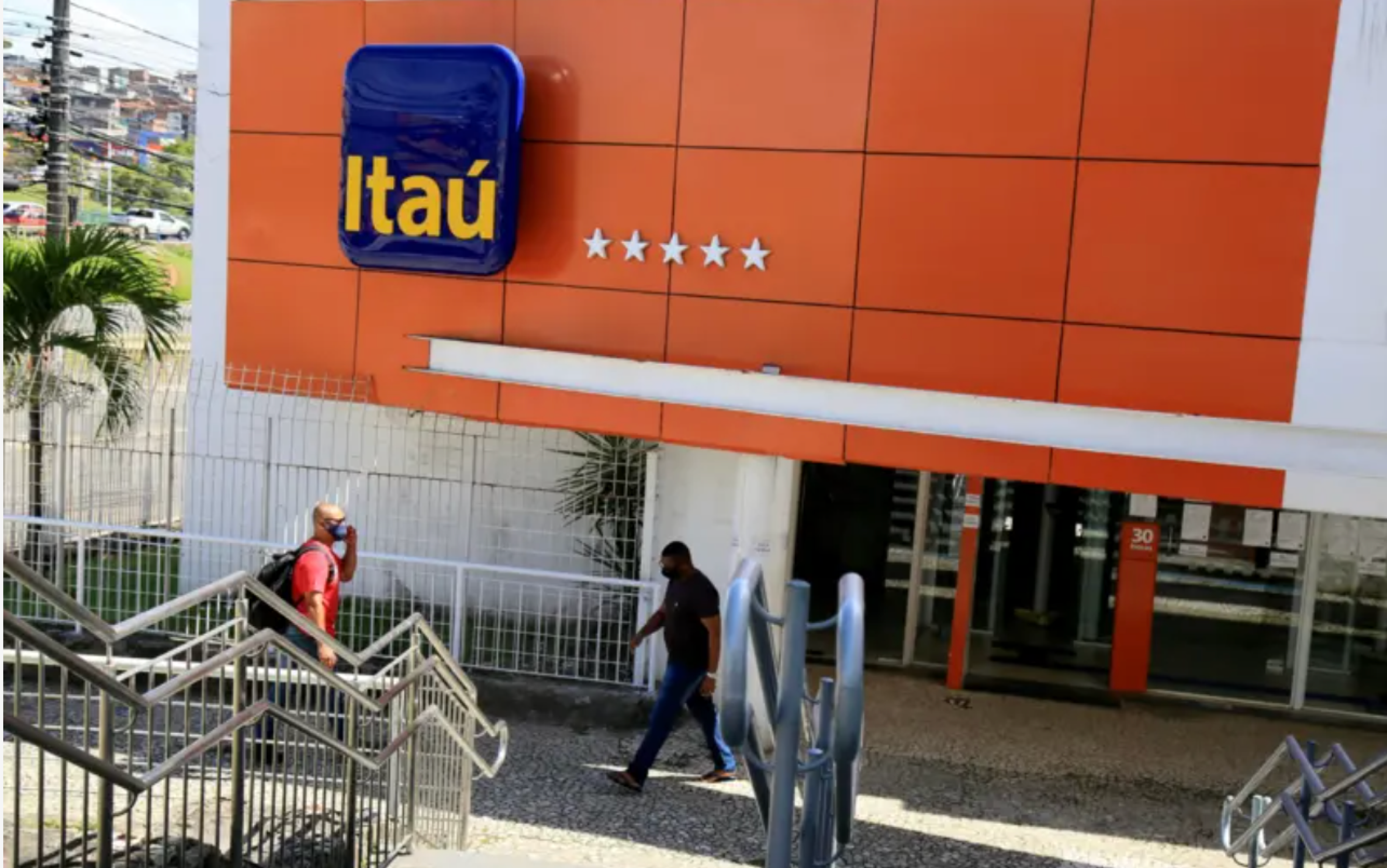 'Trabalhei sete dias seguidos e até de madrugada', diz demitido do Itaú em home office -  (crédito: BBC Geral)