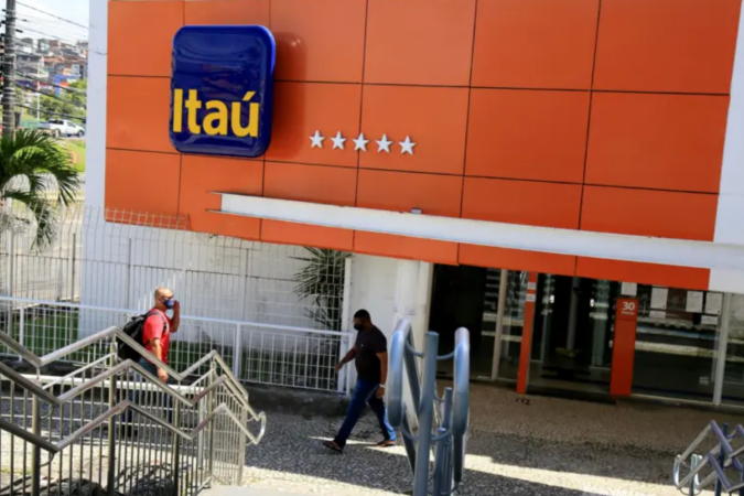 'Trabalhei sete dias seguidos e até de madrugada', diz demitido do Itaú em home office -  (crédito: BBC Geral)