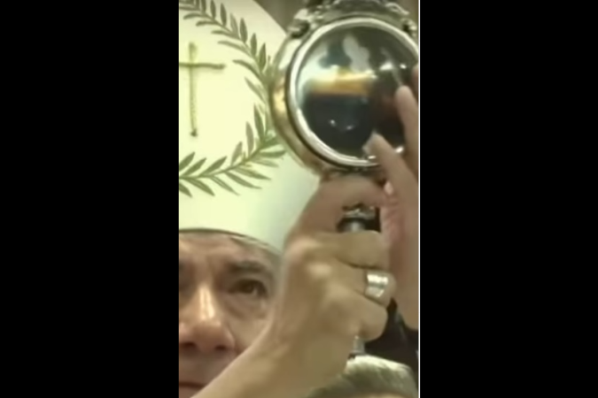 Relicário foi erguido às 10h08, na Catedral de Nápoles, pelo arcebispo Dom Domenico Battaglia - (crédito: Reprodução/Instagram) Relicário foi erguido às 10h08, na Catedral de Nápoles, pelo arcebispo Dom Domenico Battaglia - (crédito: Reprodução/Instagram)