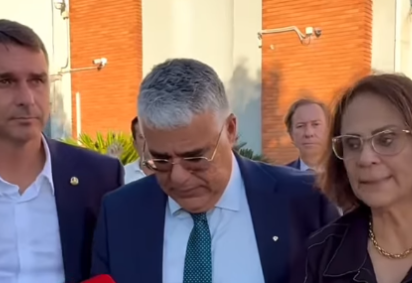 Flávio Bolsonaro, Eduardo Girão, Damares Alves e Magno Malta falam com a imprensa após visita a Carla Zambelli na penitenciária em Roma -  (crédito: Reprodução/redes sociais)