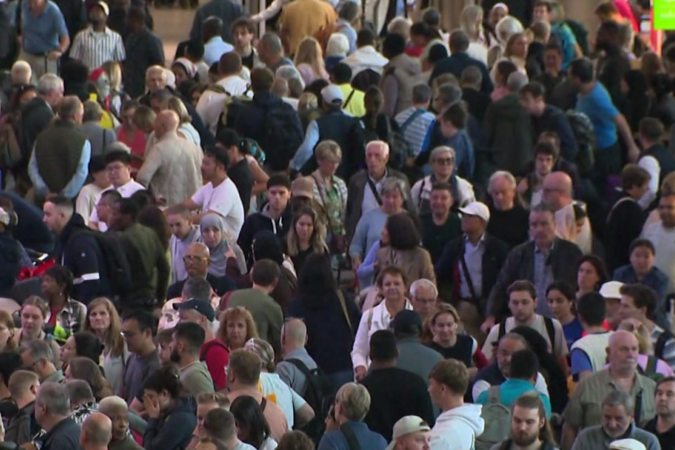 Os viajantes em Heathrow relatam atrasos de várias horas e longas filas no check-in. - (crédito: Reuters) Os viajantes em Heathrow relatam atrasos de várias horas e longas filas no check-in. - (crédito: Reuters)