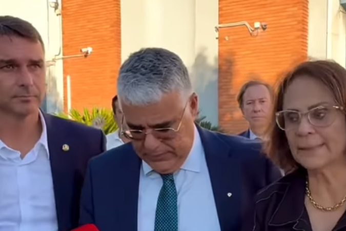 Flávio Bolsonaro, Eduardo Girão, Damares Alves e Magno Malta falam com a imprensa após visita a Carla Zambelli na penitenciária em Roma -  (crédito: Reprodução/redes sociais)