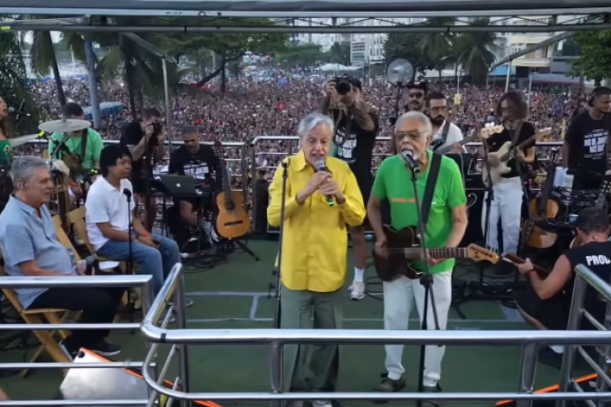 Caetano Veloso e Gilberto Gil se apresentam, em pé, em Copacabana, no Rio de Janeiro. Ao lado esquerdo, Djavan e Chico Buarque, sentados, participam do evento -  (crédito: Reprodução / Instagram / Gilberto Gil )
