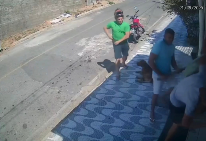 Homem foi agredido em Pará de Minas -  (crédito: Câmera de segurança/Reprodução)