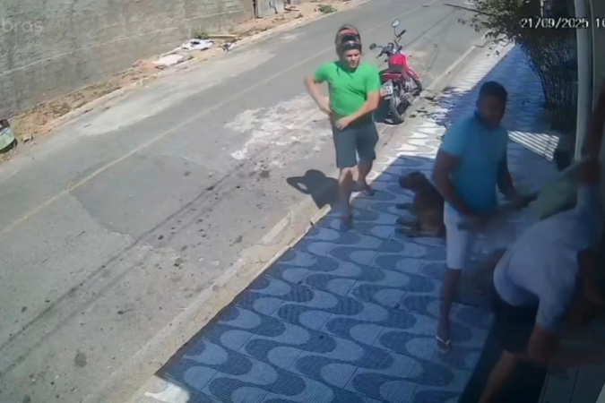 Homem foi agredido em Pará de Minas -  (crédito: Câmera de segurança/Reprodução)