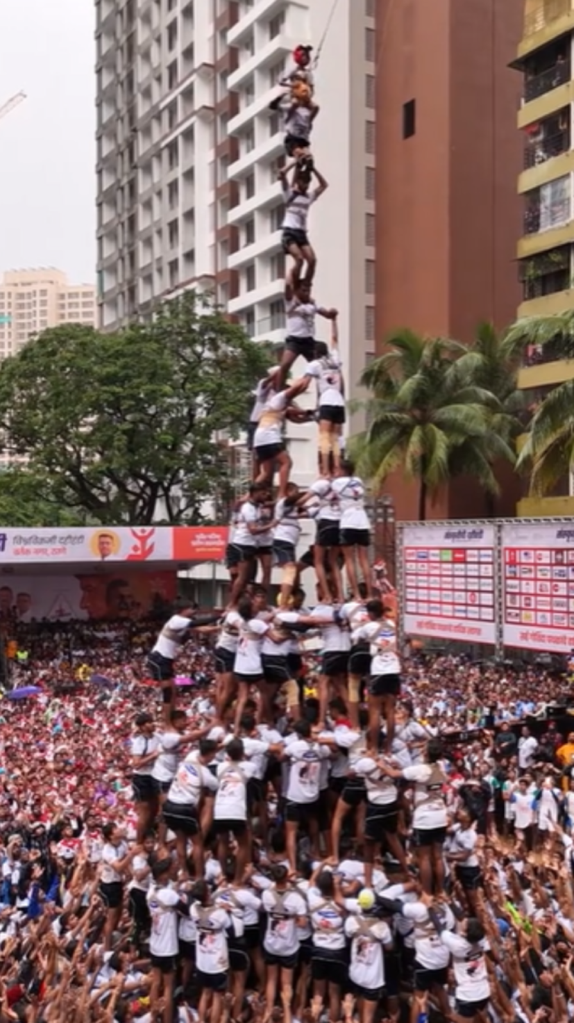 A pirâmide humana recordista aconteceu durante um festival na Índia que celebra o nascimento do deus Krishna -  (crédito: Reprodução/TikTok/@guinnessworldrecords)