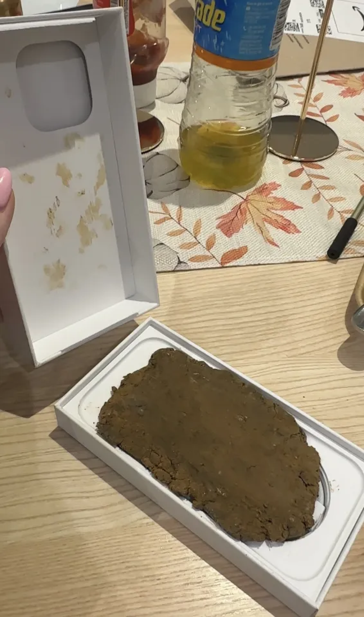 Na caixa, havia uma espécie de mistura escura que aparenta ser cocô