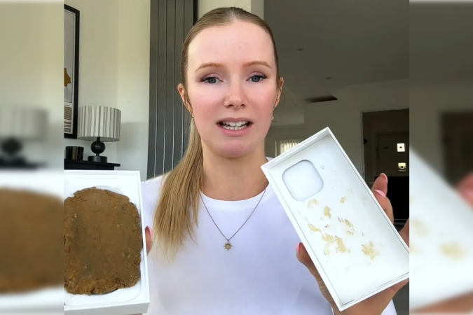 Grávida, mulher foi aos prantos ao ver o que havia recebido -  (crédito: Jam Press/Rebecca Oman)