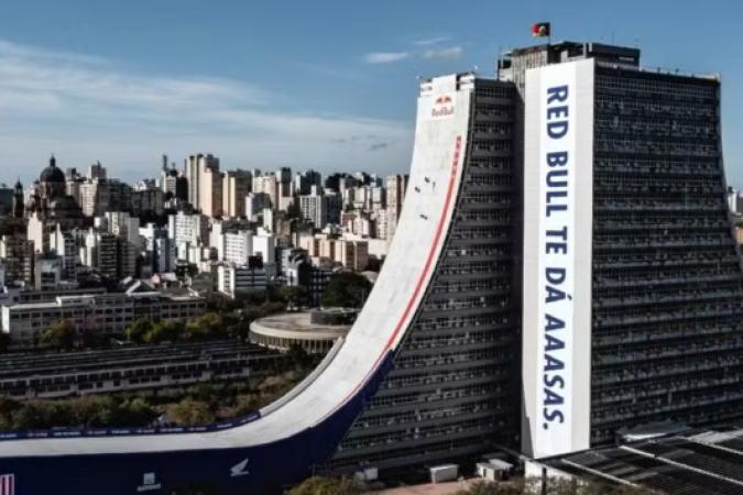 A estrutura, montada na parede externa do Centro Administrativo do RS, um prédio de 21 andares na capital gaúcha Porto Alegre, foi percorrida por ele a 94 km/h, nesta quinta-feira (25/9) - (crédito: Victor Eleuterio/Red Bull Content Pool) A estrutura, montada na parede externa do Centro Administrativo do RS, um prédio de 21 andares na capital gaúcha Porto Alegre, foi percorrida por ele a 94 km/h, nesta quinta-feira (25/9) - (crédito: Victor Eleuterio/Red Bull Content Pool)