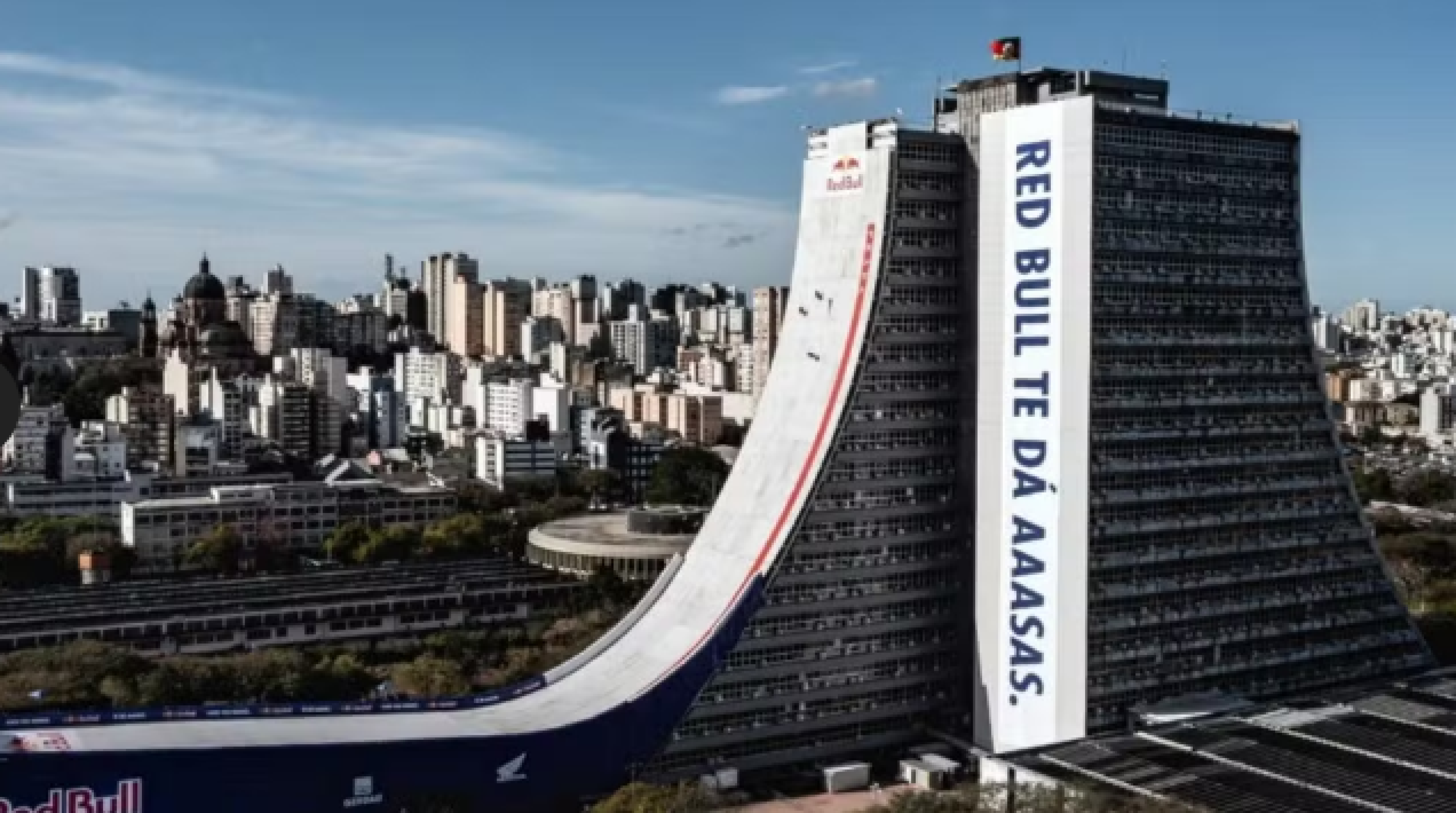 Mineirinho bate recorde mundial ao descer megarrampa de skate de 70 metros