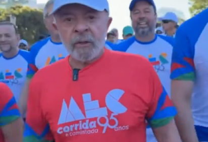 Presidente Lula participa de caminhada em celebração aos 95 anos do MEC -  (crédito: Reprodução Instagram @lulaoficial)