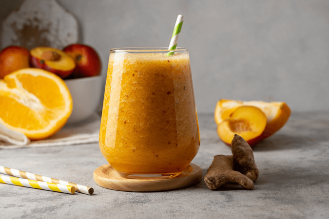 Suco de pêssego com gengibre (Imagem: Erhan Inga | Shutterstock) -  (crédito: EdiCase)