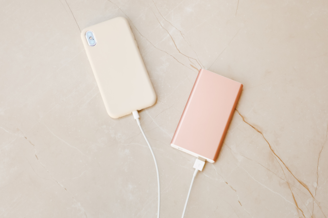 Emirates suspende uso de carregadores portáteis a bordo a partir de amanhã -  (crédito: Uai Turismo)