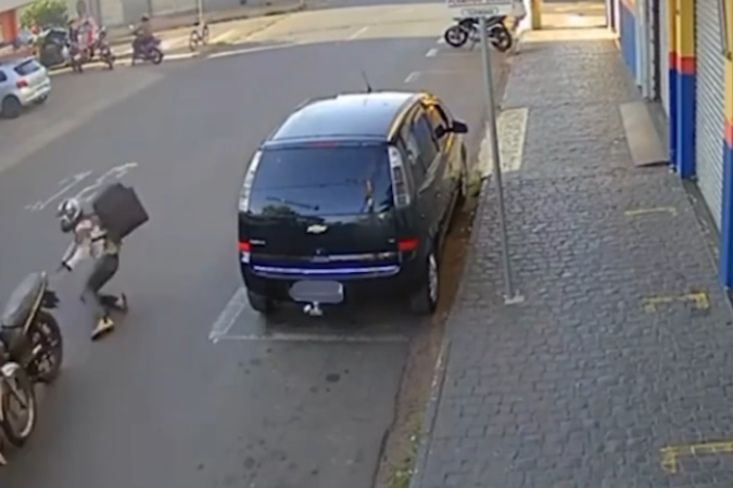 Em alta velocidade, o suspeito invade a contramão e joga a motocicleta em direção ao irmão, que estava no sentido contrário - (crédito: Reprodução) Em alta velocidade, o suspeito invade a contramão e joga a motocicleta em direção ao irmão, que estava no sentido contrário - (crédito: Reprodução)