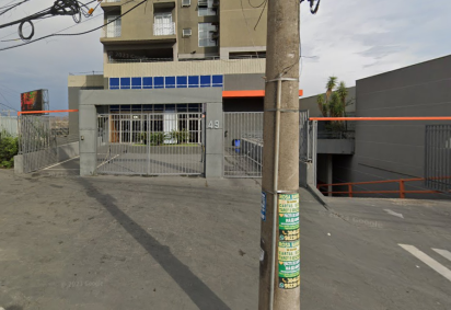 Mulher se descontrola, destrói hotel na Grande BH e mata cachorro afogado -  (crédito: Google Street View/Reprodução)