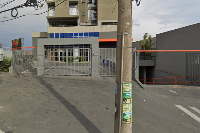 Mulher se descontrola, destrói hotel na Grande BH e mata cachorro afogado -  (crédito: Google Street View/Reprodução)