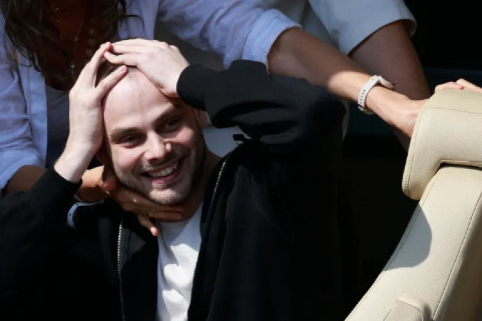 O pianista Alon Ohel, de 24 anos, foi um dos 20 israelenses sequestrados pelo Hamas e libertados nesta segunda-feira (13/10) -  (crédito: Menahem Kahana/AFP)