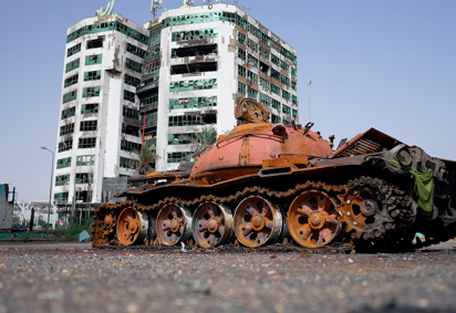 Vista de uma rua na cidade de Omdurman, destruída pela guerra. - (crédito: Reuters) Vista de uma rua na cidade de Omdurman, destruída pela guerra. - (crédito: Reuters)