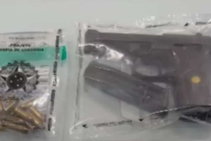 Foi apreendido na casa do suspeito uma pistola Taurus calibre 7,65 mm com numeração raspada e 14 munições calibre .32 -  (crédito: PMMG/Divulgação)
